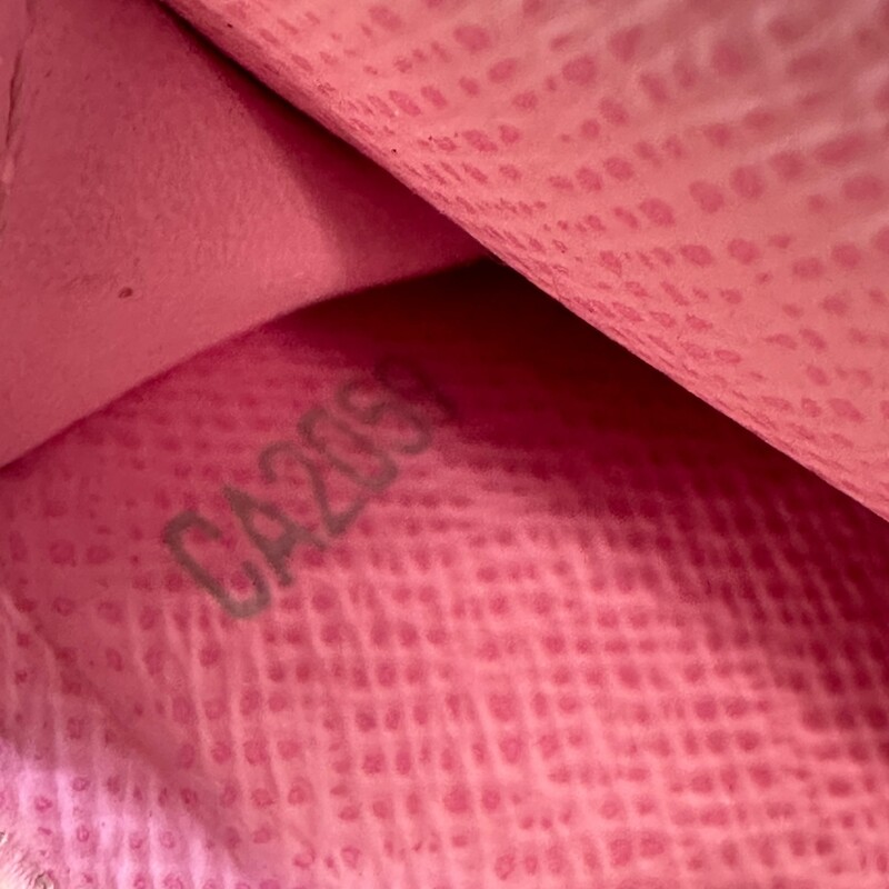 Louis Vuitton Murakami Snap Card Wallet

Date Code: CA2059

Dimensions: 4 L x 3 H inches

In good condition. Light color transference on the coated canvas.

Does not come with the original dust bag or box.