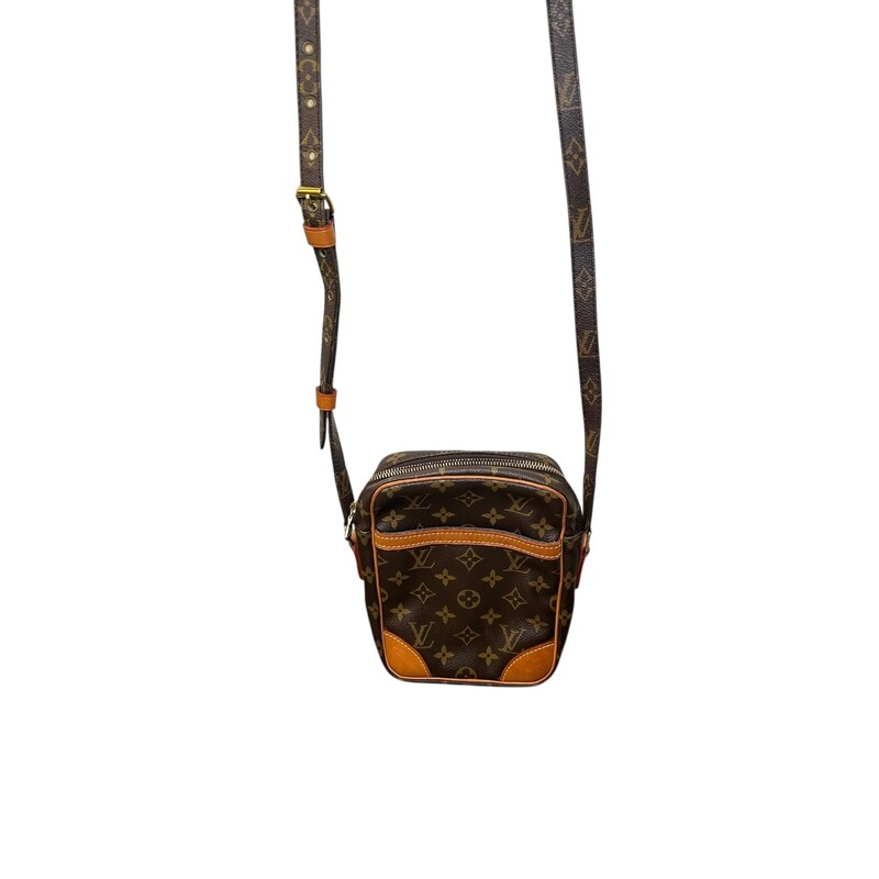 Louis Vuiton Danube Mongram Crossbody<br />
<br />
Date Code:SL0999<br />
<br />
Dimensions: 8Lx6H inches<br />
<br />
In good condition. Some marks on the leather. Peeling on the inside.<br />
<br />
Does not come with the original dust bag or box.