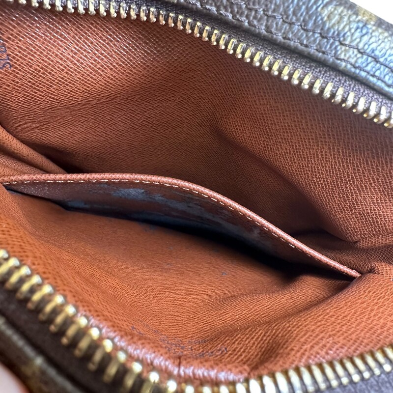 Louis Vuiton Danube Mongram Crossbody<br />
<br />
Date Code:SL0999<br />
<br />
Dimensions: 8Lx6H inches<br />
<br />
In good condition. Some marks on the leather. Peeling on the inside.<br />
<br />
Does not come with the original dust bag or box.