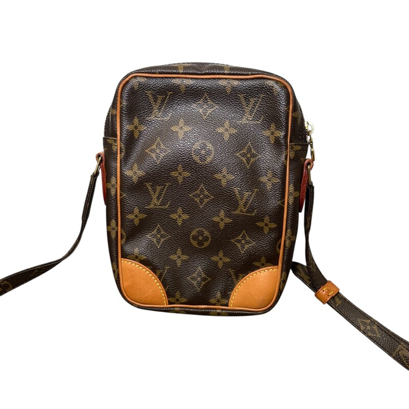 Louis Vuiton Danube Mongram Crossbody<br />
<br />
Date Code:SL0999<br />
<br />
Dimensions: 8Lx6H inches<br />
<br />
In good condition. Some marks on the leather. Peeling on the inside.<br />
<br />
Does not come with the original dust bag or box.