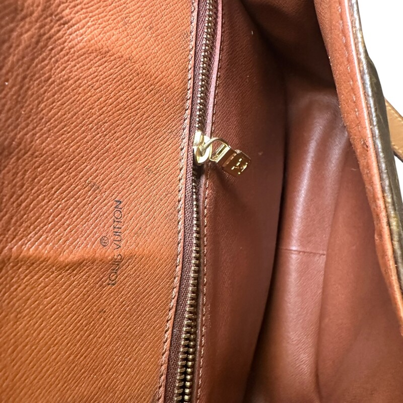 Louis Vuitton Saint Cloud  Monogram GM<br />
<br />
Date Code: TH0931<br />
<br />
Dimnensions:9 W x8.5 H x 2.7D inches<br />
<br />
In good condition. Some water marks on the leather and some interior peeling inside the interior pocket.<br />
<br />
Does not come with the original dust bag or box