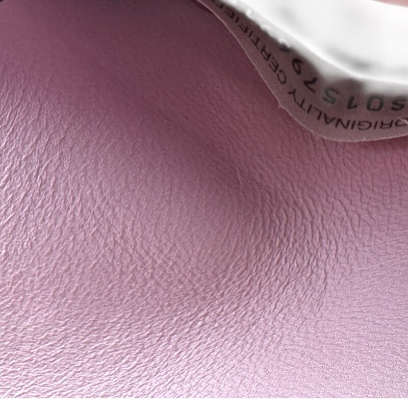 Bottega Veneta Woven Flap Woc in Pink & White<br />
<br />
Serial Code:S01579691P<br />
<br />
Dimensions: 9 L x 5 Inches<br />
<br />
In very good condition, Some minor imprint of the leather inside the interior.<br />
<br />
Does not come with the original dust bag or box.