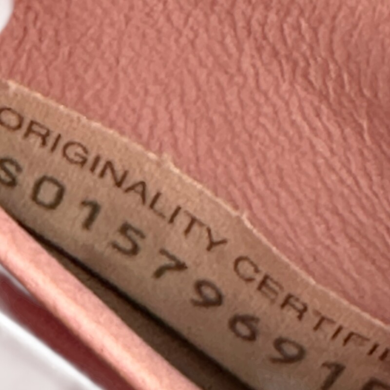 Bottega Veneta Woven Flap Woc in Pink & White

Serial Code:S01579691P

Dimensions: 9 L x 5 Inches

In very good condition, Some minor imprint of the leather inside the interior.

Does not come with the original dust bag or box.