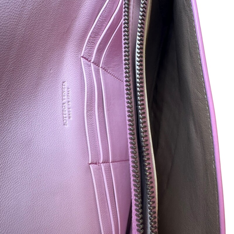 Bottega Veneta Woven Flap Woc in Pink & White

Serial Code:S01579691P

Dimensions: 9 L x 5 Inches

In very good condition, Some minor imprint of the leather inside the interior.

Does not come with the original dust bag or box.