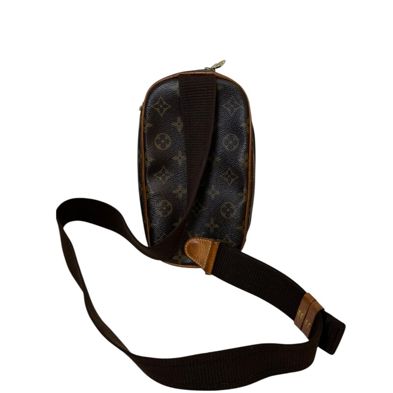 Louis Vuitton Gange Pochette Monogram

Date Code:CA0036

Dimensions:
Base length: 5 in
Height: 8.75 in
Width: 2 in
Drop: 20.5 in

In good condition. Wear to the exterior piping and leather.

Does not come with the original dust bag or box.
