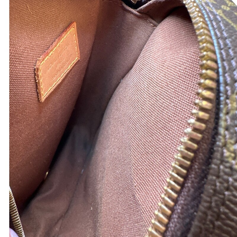 Louis Vuitton Gange Pochette Monogram<br />
<br />
Date Code:CA0036<br />
<br />
Dimensions:<br />
Base length: 5 in<br />
Height: 8.75 in<br />
Width: 2 in<br />
Drop: 20.5 in<br />
<br />
In good condition. Wear to the exterior piping and leather.<br />
<br />
Does not come with the original dust bag or box.
