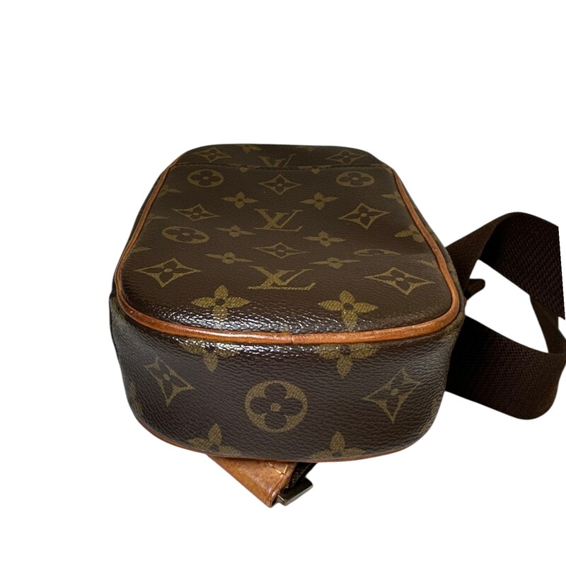 Louis Vuitton Gange Pochette Monogram

Date Code:CA0036

Dimensions:
Base length: 5 in
Height: 8.75 in
Width: 2 in
Drop: 20.5 in

In good condition. Wear to the exterior piping and leather.

Does not come with the original dust bag or box.
