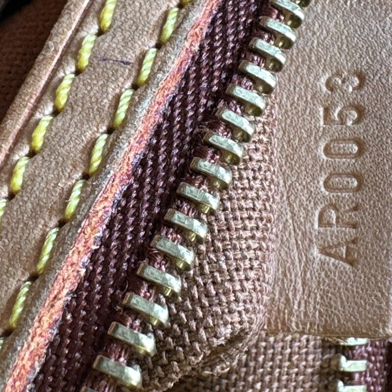 Louis Vuitton Trotteur Monogram Crossbody<br />
<br />
Dimensions:<br />
Base length: 9 in<br />
Height: 5 in<br />
Width: 2.75 in<br />
Drop: 22 in<br />
<br />
In very good condition. Light wear to leather.<br />
<br />
Does not come with the original dust bag or box.