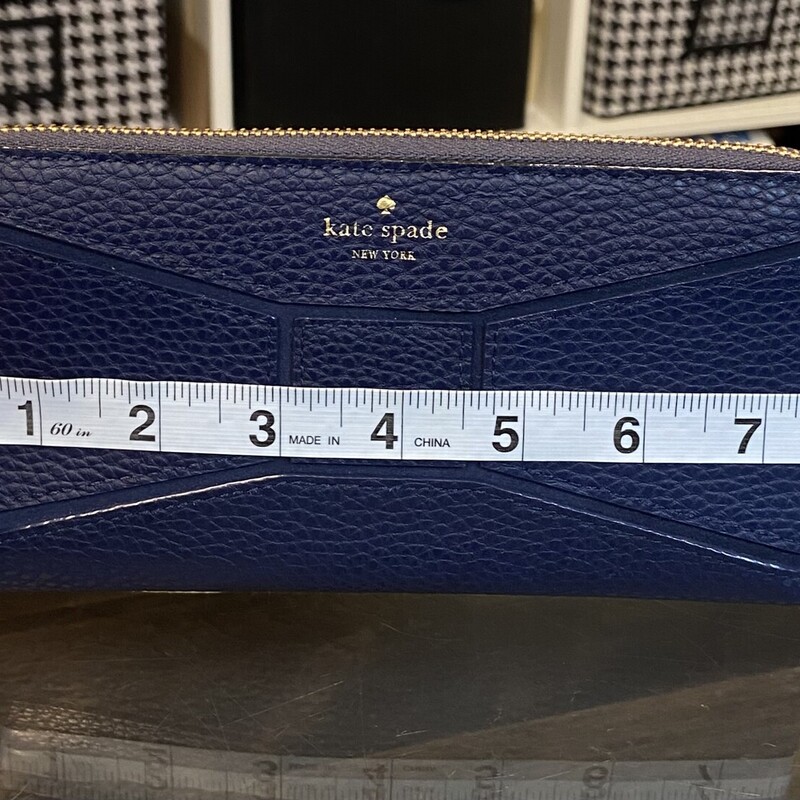 EUC Blue Pbble Bow Wallet<br />
Blue<br />
Size: Leather