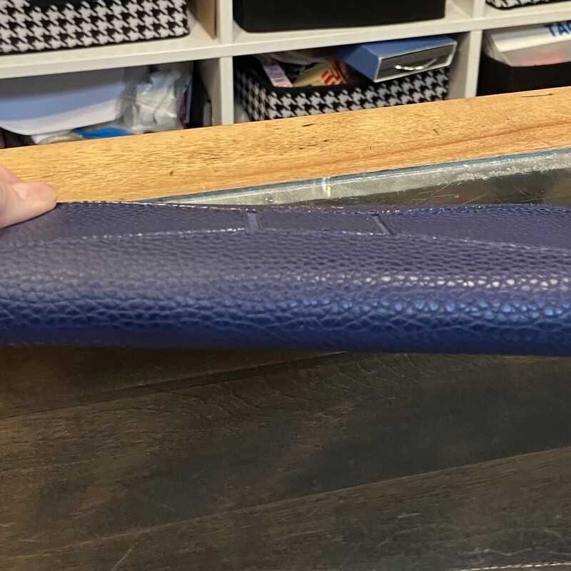 EUC Blue Pbble Bow Wallet
Blue
Size: Leather