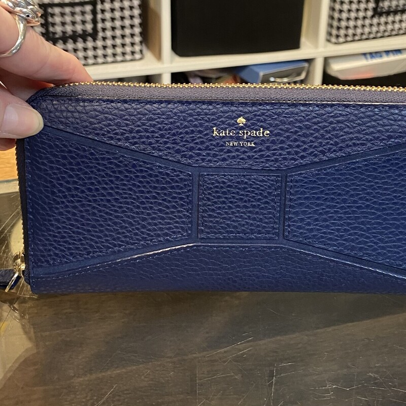 EUC Blu Pbble Bow Wallet