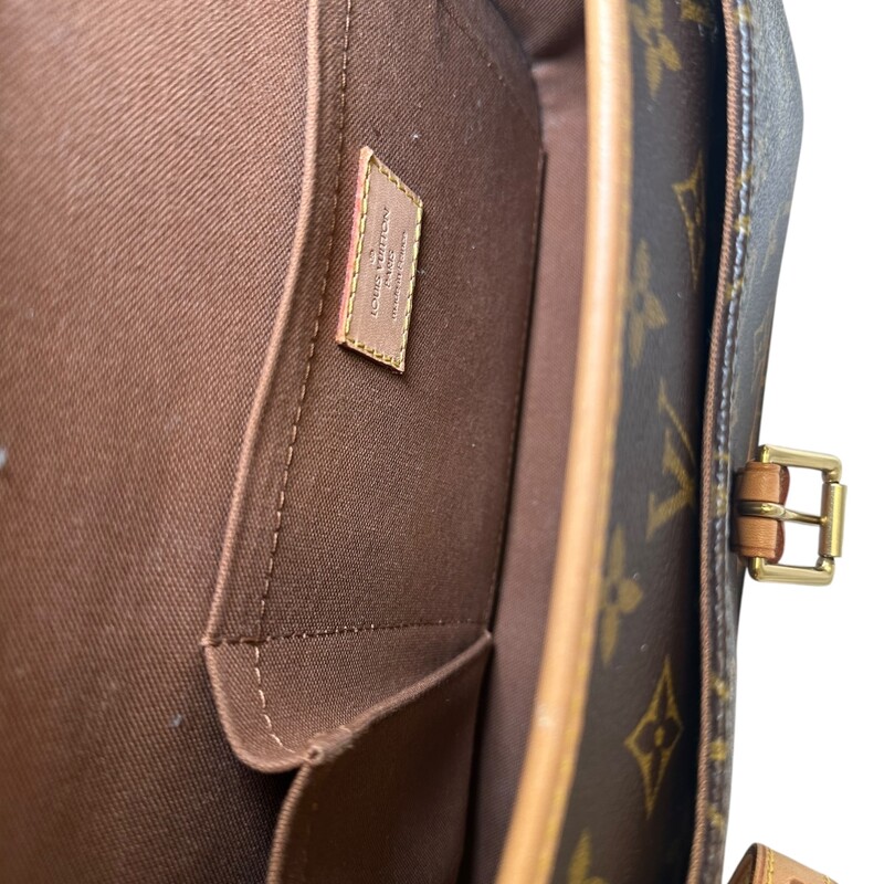 Louis Vuitton Sologne Monogram Crossbody

Date Code: TJ1100

Dimensions:
Base length: 10.5 in
Height: 7 in
Width: 3.5 in
Drop: 20.5 in

In very good condition. Light patina and water marks on the leather.

Does not come with the original dust bag or box.