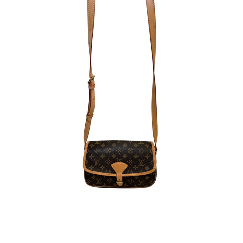 Louis Vuitton Sologne Monogram Crossbody

Date Code: TJ1100

Dimensions:
Base length: 10.5 in
Height: 7 in
Width: 3.5 in
Drop: 20.5 in

In very good condition. Light patina and water marks on the leather.

Does not come with the original dust bag or box.