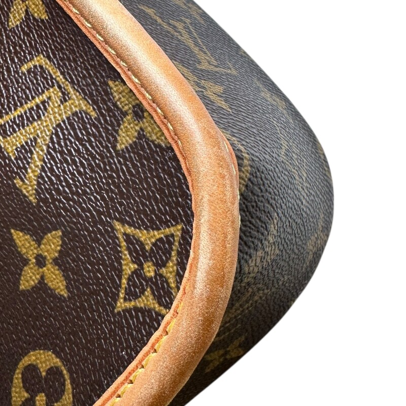 Louis Vuitton Sologne Monogram Crossbody

Date Code: TJ1100

Dimensions:
Base length: 10.5 in
Height: 7 in
Width: 3.5 in
Drop: 20.5 in

In very good condition. Light patina and water marks on the leather.

Does not come with the original dust bag or box.