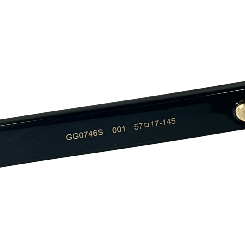 Gucci GG074S Black Sunglasses<br />
<br />
Light scratching to the lens.<br />
<br />
Comes with the original case.