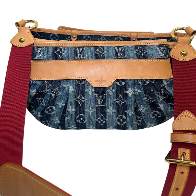 Louis Vuitton Porte Raye Epaule Denim MM<br />
<br />
Date Code: AR1006<br />
<br />
Dimensions:<br />
Length: 12.75 in<br />
Height: 8.5 in<br />
Width: 4.75 in<br />
Drop: 15 in<br />
<br />
In very good condition. Light patina to the leather and leather strap. Light marks on leather.<br />
<br />
Does not come with the original dust bag or box.