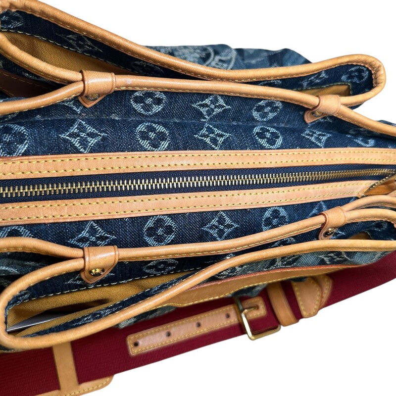 Louis Vuitton Porte Raye Epaule Denim MM<br />
<br />
Date Code: AR1006<br />
<br />
Dimensions:<br />
Length: 12.75 in<br />
Height: 8.5 in<br />
Width: 4.75 in<br />
Drop: 15 in<br />
<br />
In very good condition. Light patina to the leather and leather strap. Light marks on leather.<br />
<br />
Does not come with the original dust bag or box.