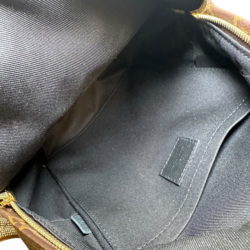 Louis Vuitton Palm Springs PM Monogram<br />
<br />
Date Code: TX3129<br />
<br />
Dimensions:<br />
Base length: 8 in<br />
Height: 12 in<br />
Width: 3.75 in<br />
Drop: 2 in<br />
Drop: 13 in to 0.00 in<br />
<br />
In excellent condition. Light creasing to canvas. Light scuffs on hardware.<br />
<br />
Comes with the original dust bag. No box.