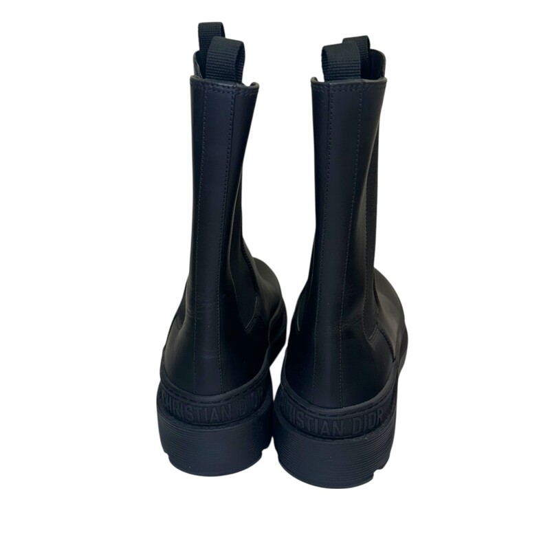 Dior Trial Chelsea Boots

Size 39

Style Code: MT 39

In very good condition, Light creasing of the leather.

Does not come with the original dust bag or box.