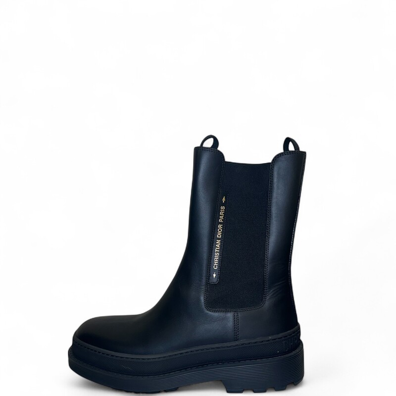 Dior Trial Chelsea Boots

Size 39

Style Code: MT 39

In very good condition, Light creasing of the leather.

Does not come with the original dust bag or box.