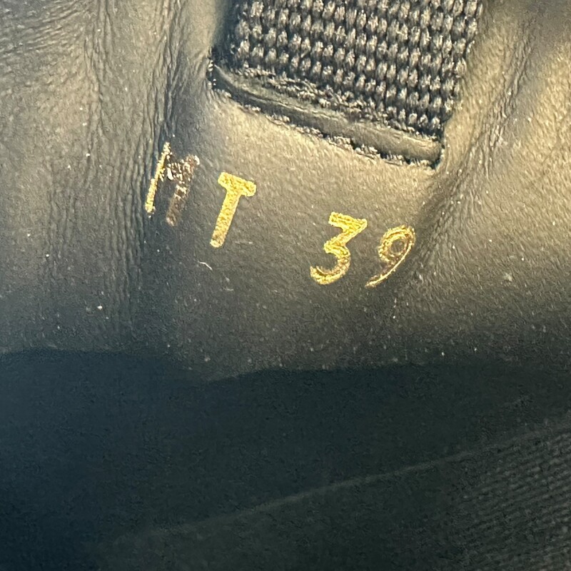 Dior Trial Chelsea Boots

Size 39

Style Code: MT 39

In very good condition, Light creasing of the leather.

Does not come with the original dust bag or box.