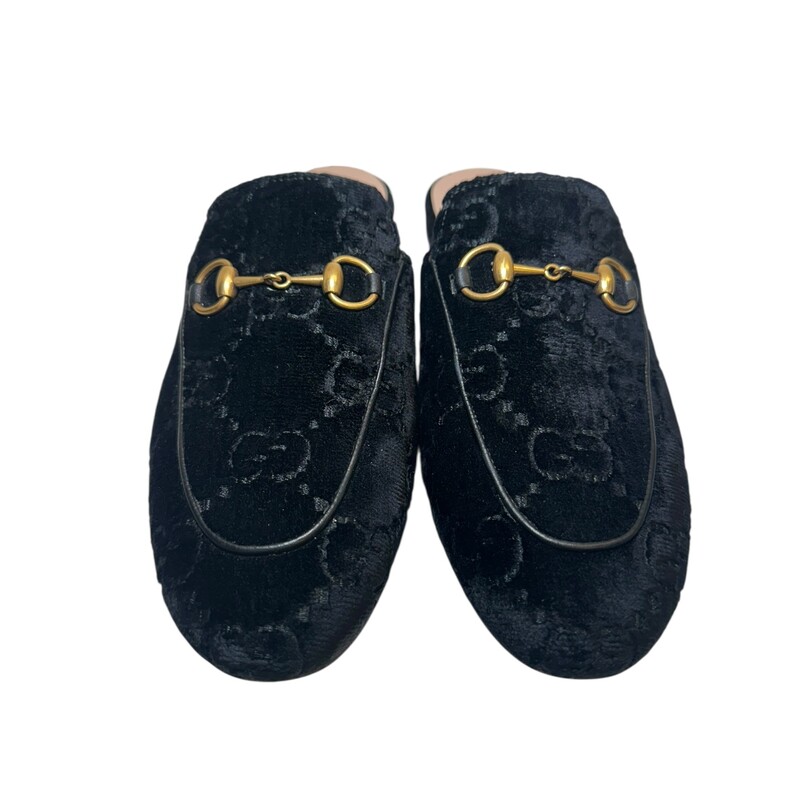 Gucci Princetown Suede Mules

Size: 37

Style Code: 475094 90B

In very good condition. Some wear on the bottoms of the shoes.

Comes with the original dust bag and box.