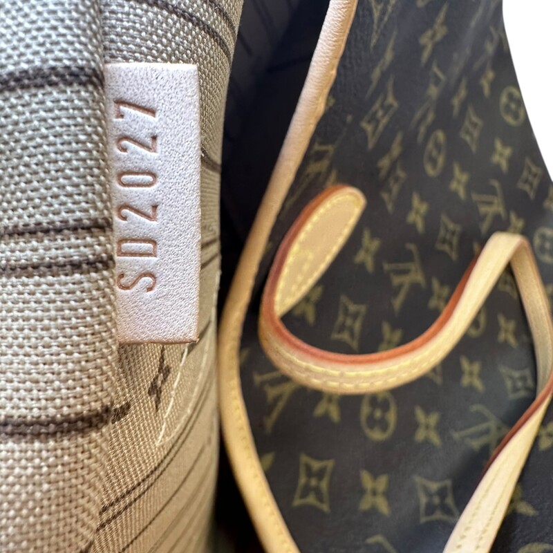 Louis Vuitton Neverfull MM Monogram<br />
<br />
Date Code: SD2027<br />
<br />
Dimensions:<br />
12.2 x 11 x 5.5 inches<br />
(Length x Height x Width)<br />
<br />
In excellent condition. Does not come with the wristlet pochette.<br />
<br />
Does not come with the original dust bag or box.