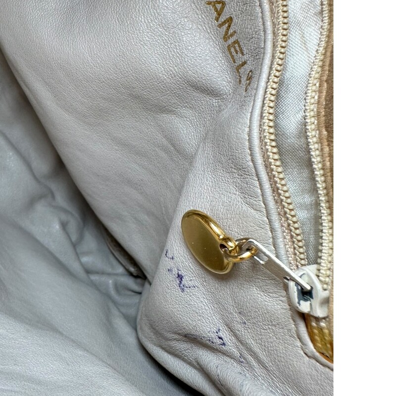 Chanel Woven Leather Tassle Bucket Bag

Dimensions: 9 L x 9 H inches

In very good condition. Some minor scuffing of the leather.  Some interior pen marks.

Does not come with the original dust bag or box.