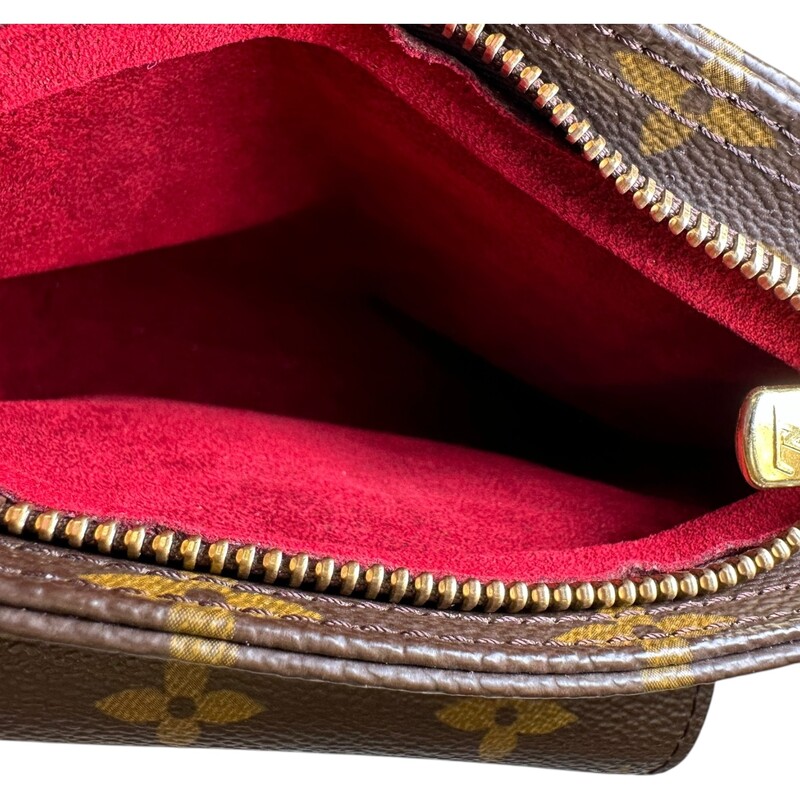 Louis Vuitton Partition Monogram Wristlet<br />
<br />
Date Code: MI0043<br />
<br />
Dimensions:<br />
Base length: 7 in<br />
Height: 6.75 in<br />
Width: 1.25 in<br />
Drop: 7.5 in<br />
<br />
In very good condititon. Light creasing to the bag and patina to the trim.