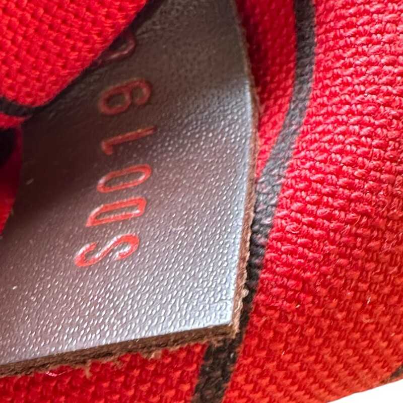 Louis Vuitton Neverfull MM Ebene

Date Code: SD0196

Dimenisons:
12.2 x 11 x 5.5 inches
(Length x Height x Width)

In very good condition. Wear to the handles, creasing on the handles by the trim on all handles from storage.
Comes with the wristlet pochette.

Comes with the original dust bag. No box.
