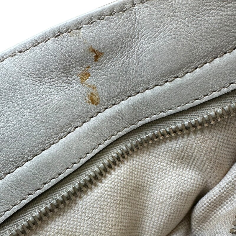 Gucci Bree Tote Small Cream Leather<br />
<br />
Style Code: 353119 520981<br />
<br />
Dimensions:<br />
Base length: 9.00 in<br />
Height: 9.00 in<br />
Width: 4.50 in<br />
Drop: 6.75 in<br />
<br />
In very good condition. Light wear to the corners and interior stain shown in photo.<br />
<br />
Does not come with the original dust bag or box.