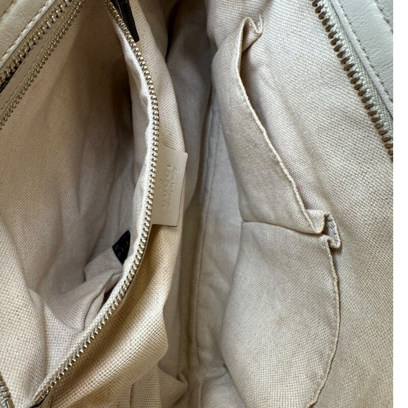 Gucci Bree Tote Small Cream Leather<br />
<br />
Style Code: 353119 520981<br />
<br />
Dimensions:<br />
Base length: 9.00 in<br />
Height: 9.00 in<br />
Width: 4.50 in<br />
Drop: 6.75 in<br />
<br />
In very good condition. Light wear to the corners and interior stain shown in photo.<br />
<br />
Does not come with the original dust bag or box.