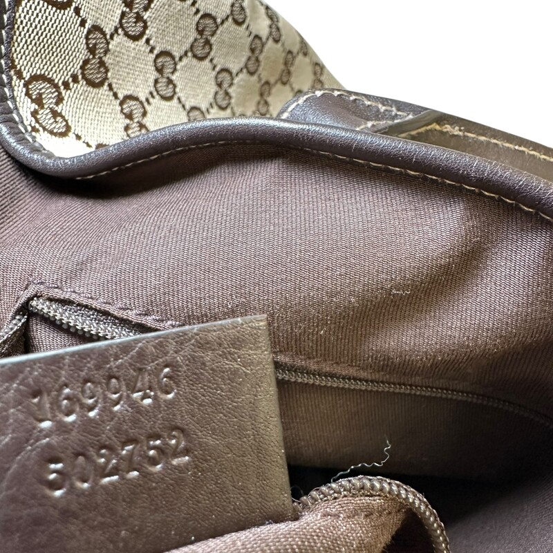 Gucci New Britt Canvas Tote Monogram Medium<br />
<br />
Code 169946 502752<br />
<br />
Dimensions:<br />
Base length: 10.75 in<br />
Width: 5.00 in<br />
Height: 9.00 in<br />
Drop: 7.75 in<br />
<br />
In very good condition. Light wear to the corners.<br />
<br />
Does not come with the original dust bag or box.