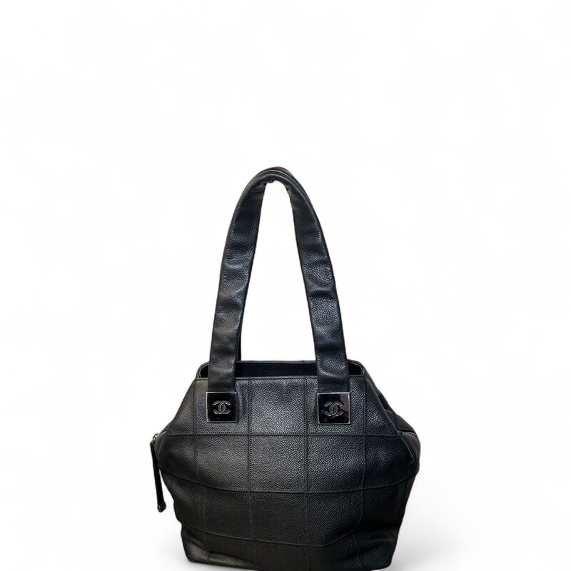 Chanel Leather Square Stitch Shoulder Bag

Serial Code: 8735***

Dimensions:14 L x 12 H

In very good condition. Some corner wear, some scratching on the hardware and interior marks.

Does not come with the original duat bag or box.