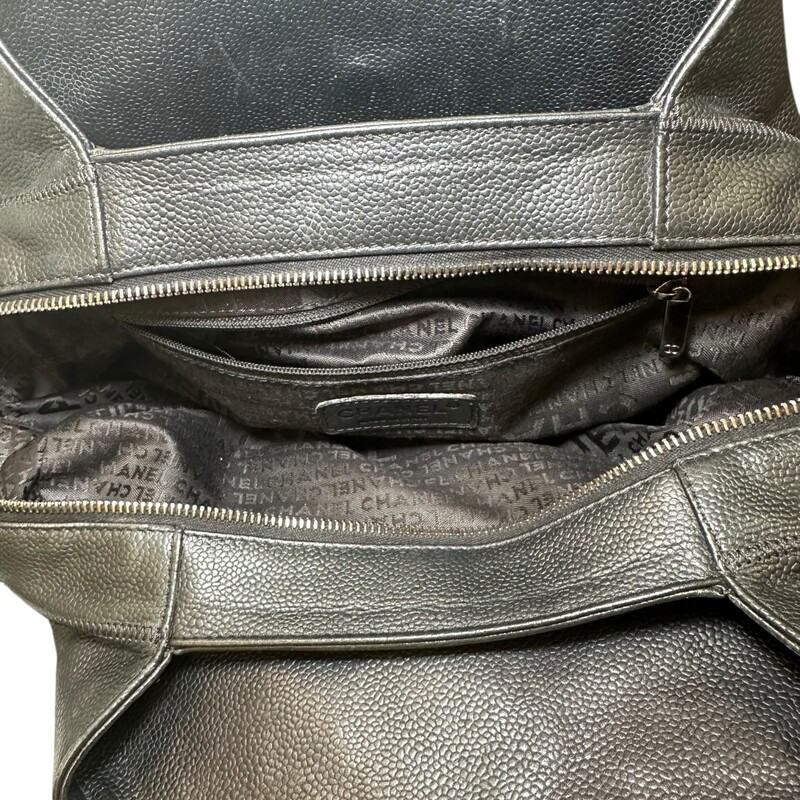 Chanel Leather Square Stitch Shoulder Bag

Serial Code: 8735***

Dimensions:14 L x 12 H

In very good condition. Some corner wear, some scratching on the hardware and interior marks.

Does not come with the original duat bag or box.