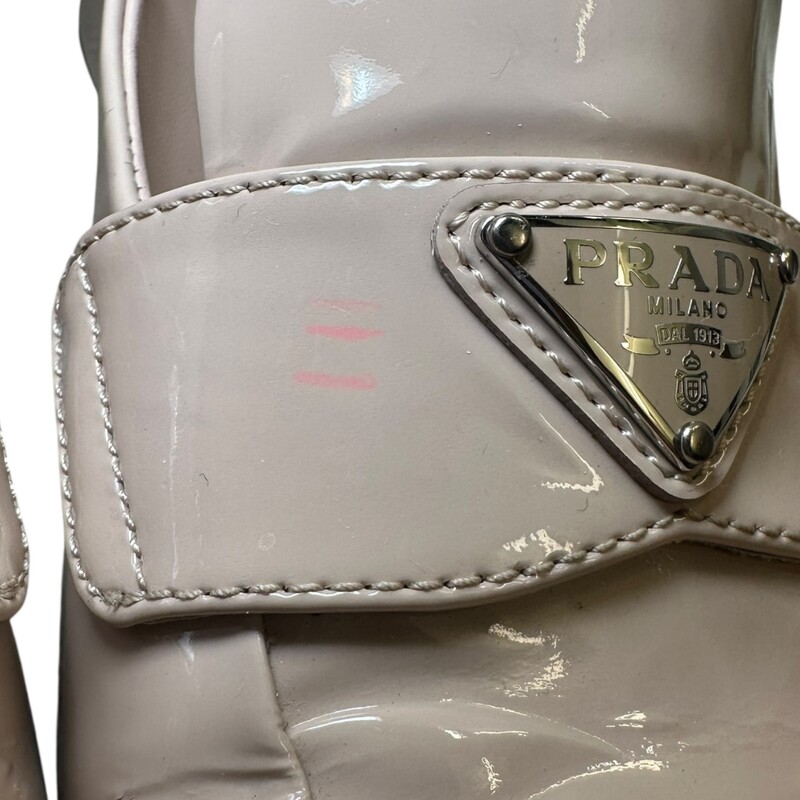 Prada Logo Loafer Patent Beige<br />
<br />
Size: 38.5<br />
<br />
In good condition. Creasing by the toes. Pink mark on left shoe and scuffing throughout the shoes.<br />
<br />
Does not come with the original dust bag or box.