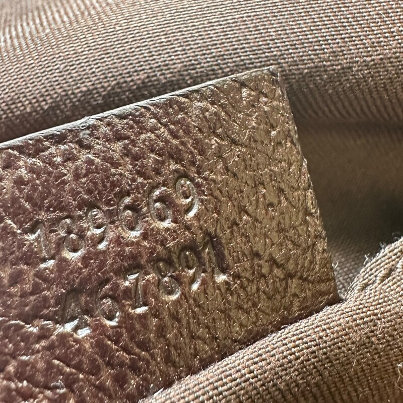 Gucci Vertical Canvas Tote Monogram<br />
<br />
Code: 189669 467891<br />
<br />
Dimensions:<br />
Base length: 10.25 in<br />
Height: 14 in<br />
Width: 6.5 in<br />
Drop: 5<br />
<br />
In ver good condition. Light wear to the bag.<br />
<br />
Does not come with the original dust bag or box.
