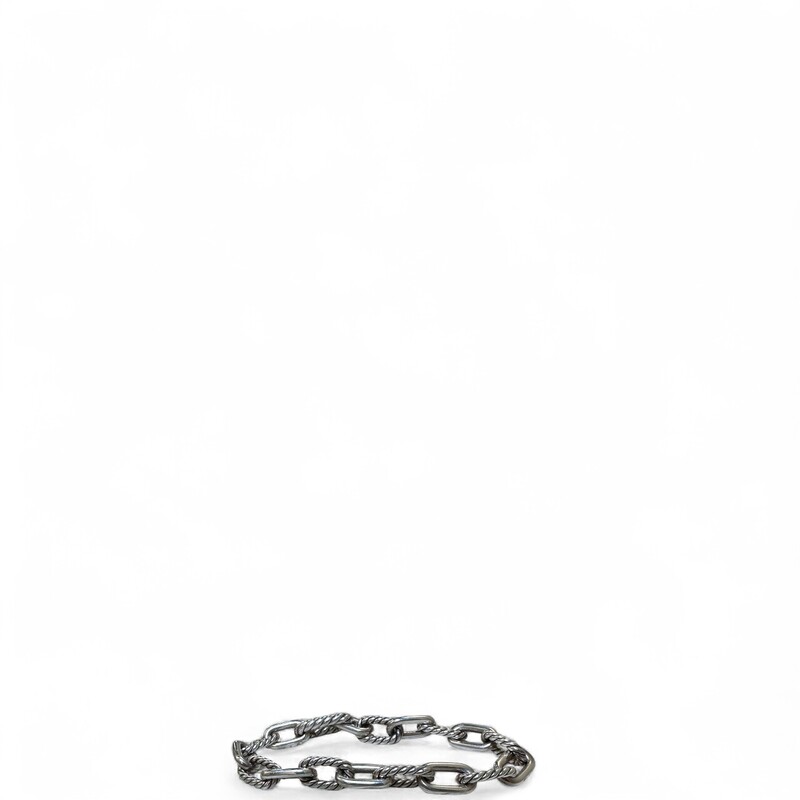 David Yurman Madison  Sterling Silver Cable bracelet

Dimensions: Total length: 7inches

In good condition. Light scratching and tarnishing  on the hardware. Some corner wear.

Comes with tthe original dust bag and box.