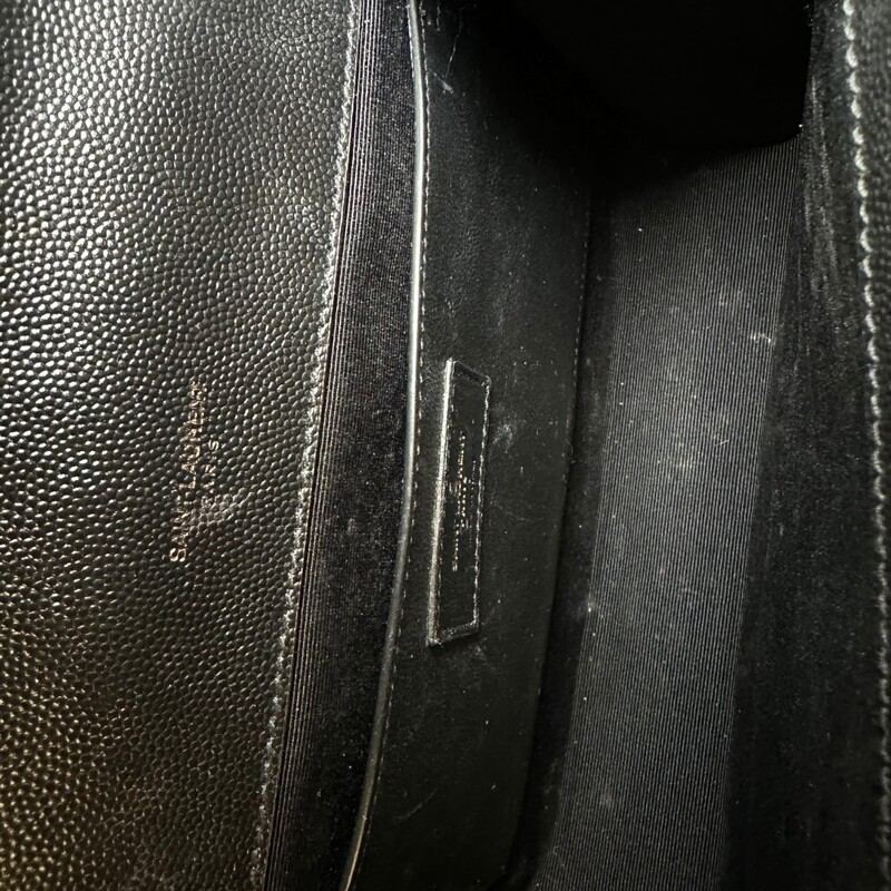 Saint Laurent Triquilt Envelope Grained Leather Bag<br />
<br />
Style Code:BRS600185.1121<br />
<br />
Dimensions:9.5 x 7 H inches<br />
<br />
In excellent condition. Minor scratching on the hardware.<br />
<br />
Comes with the original dust bag. No box.