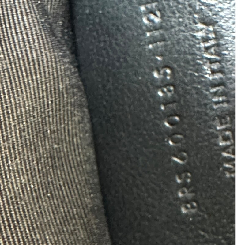Saint Laurent Triquilt Envelope Grained Leather Bag<br />
<br />
Style Code:BRS600185.1121<br />
<br />
Dimensions:9.5 x 7 H inches<br />
<br />
In excellent condition. Minor scratching on the hardware.<br />
<br />
Comes with the original dust bag. No box.