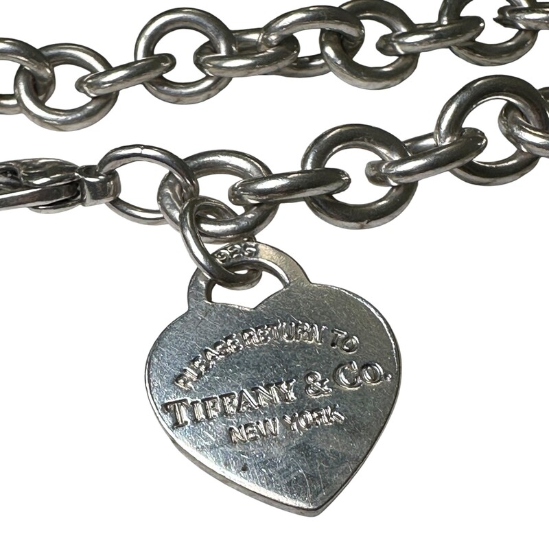 Tiffany & Co Heart Please Return to Tiffany Bracelet<br />
<br />
.925 Sterling Silver<br />
<br />
Dimensions:Chain Length: 7inches<br />
<br />
In very good condition. Some surface scratches.<br />
<br />
Comes with the orginal dust bag. No box.