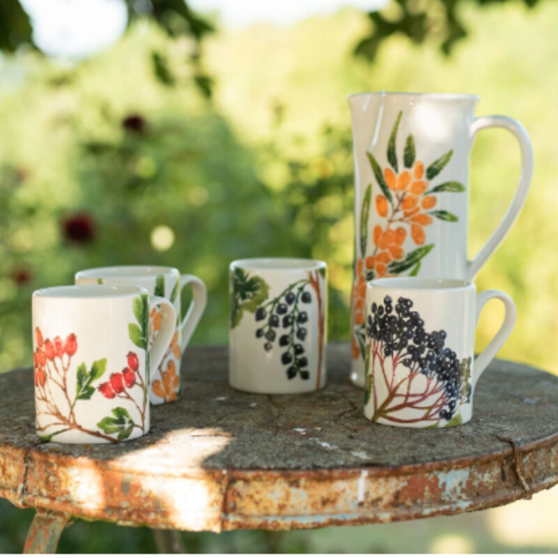 Vietri Foresta Black Currant Mug<br />
Cream Green Black<br />
Size: 5x4.25H<br />
NEW Retail $49<br />
Coordinating Pieces Sold Separately