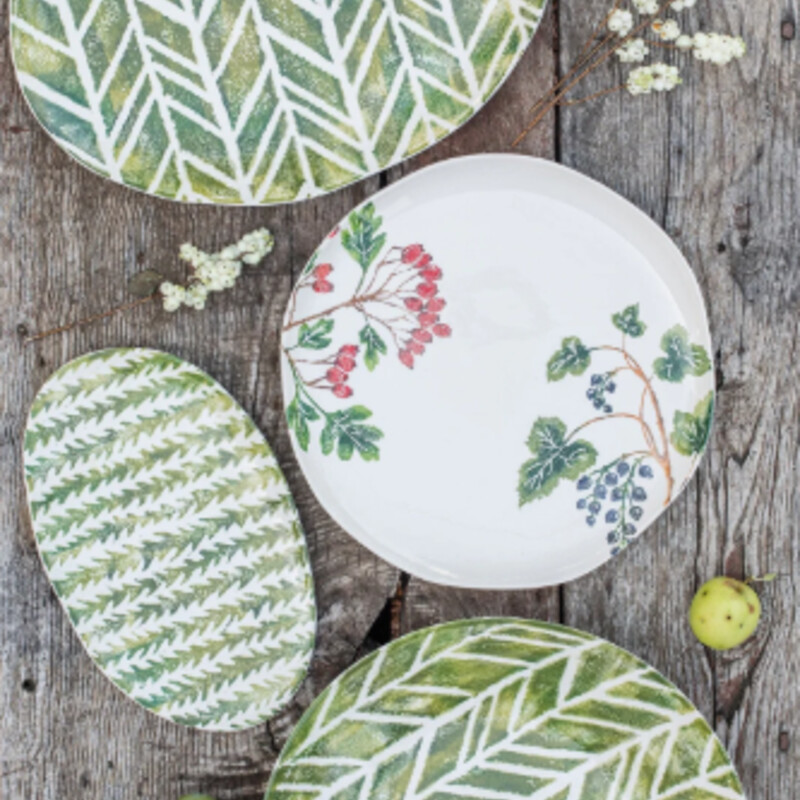 Vietri Primavera Geometric Platter<br />
Green White<br />
Size: 17x12.5w<br />
A fresh Italian take on botanicals, the Foresta Primavera Small Oval Platter celebrates Italy?s iconic flora. Precise designs, crisp white background, and minimalist shapes lend a welcome and unexpected complement to the floral designs. Terra Bianca - A white earthenware clay that is often used for handpainted designs as it provides the ideal canvas for storytelling, allowing colors to truly come to life. Region: Gianluca Fabbro, Veneto. NEW RETAIL $140<br />
COORDINATING PIECES SOLD SEPARATELY