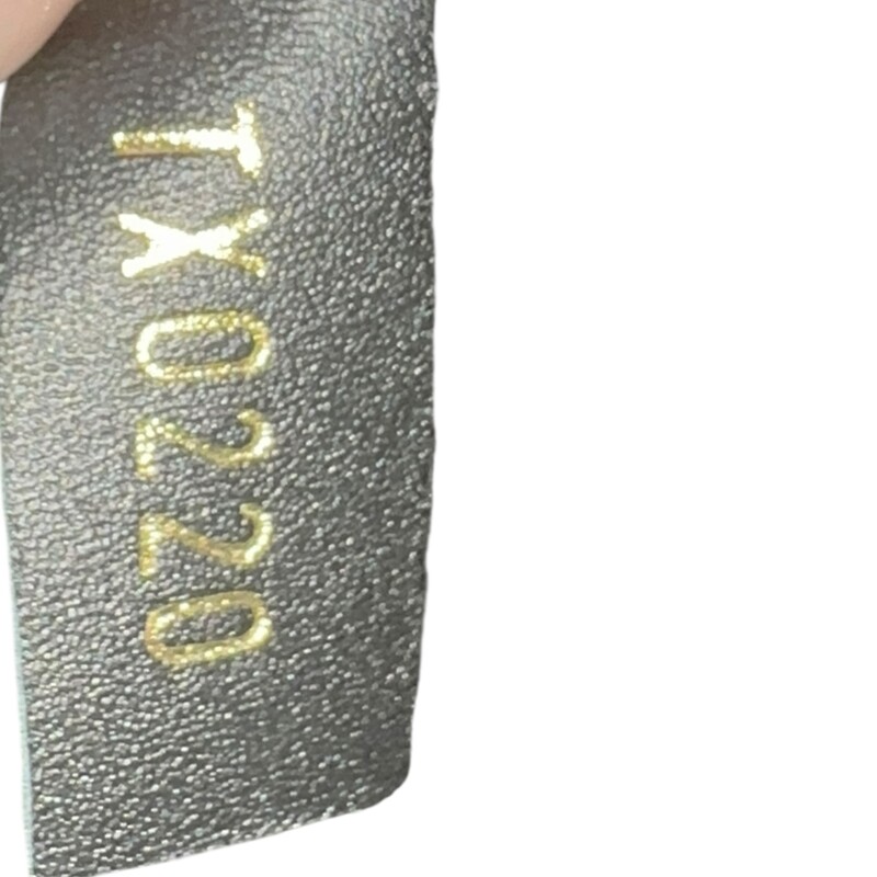 Louis Vuitton Neo Noe Monogram Black

Code: TX0220

Dimensions:
Base length: 10.25 in
Height: 10.25 in
Width: 6.75 in
Drop: 22.5 in

In very good condition. Light wear to the interior.

Does not come with the original dust bag or box.