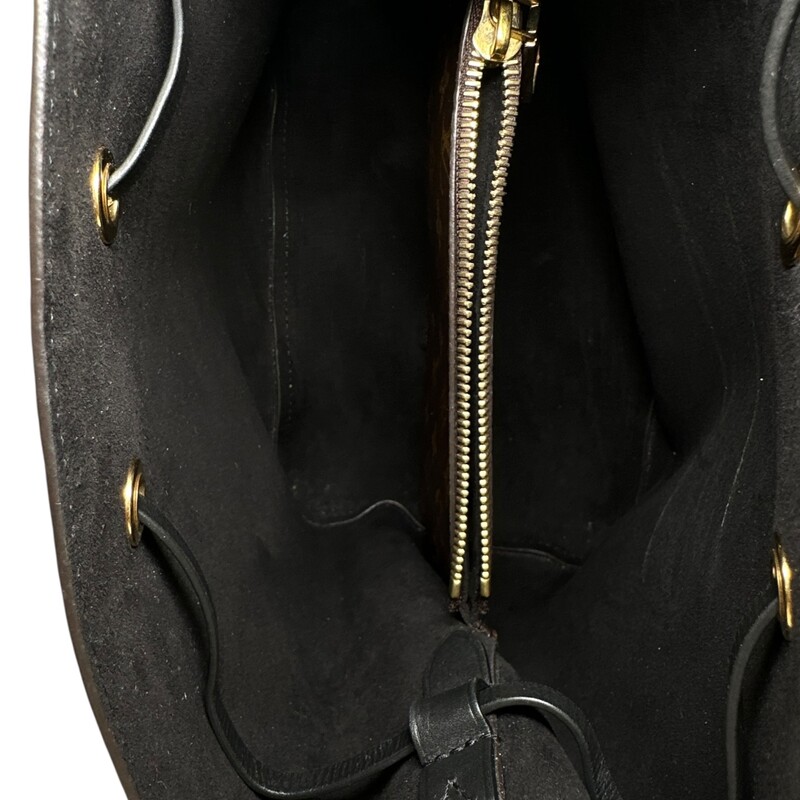 Louis Vuitton Neo Noe Monogram Black<br />
<br />
Code: TX0220<br />
<br />
Dimensions:<br />
Base length: 10.25 in<br />
Height: 10.25 in<br />
Width: 6.75 in<br />
Drop: 22.5 in<br />
<br />
In very good condition. Light wear to the interior.<br />
<br />
Does not come with the original dust bag or box.