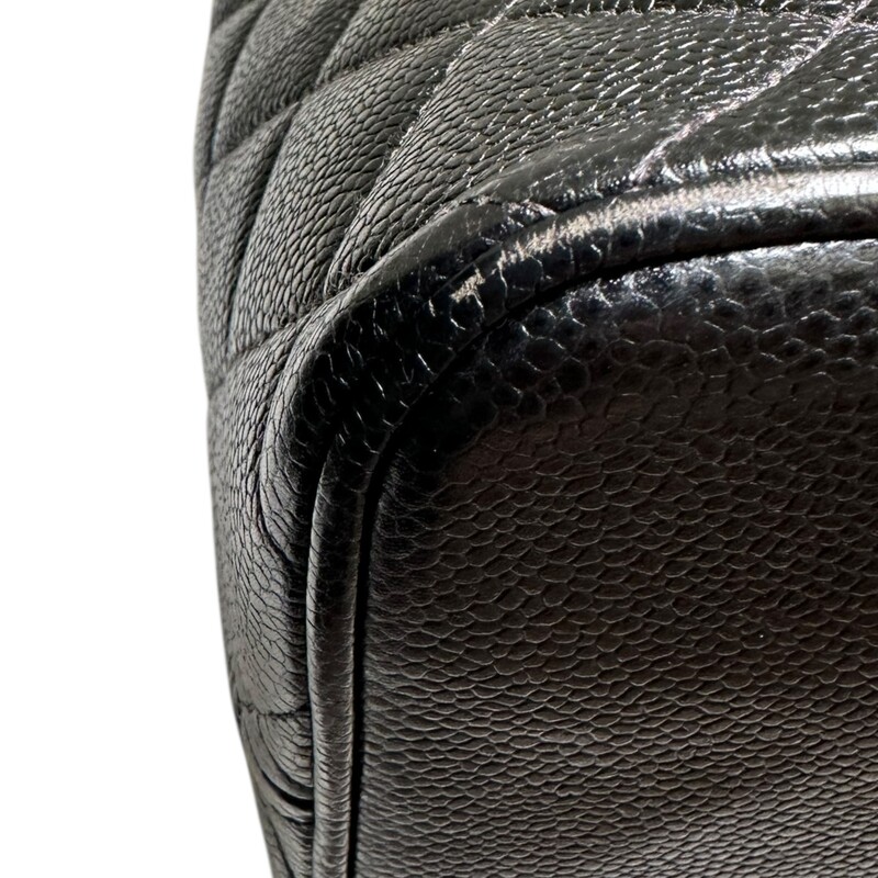 Chanel Medallion Black Tote

Serial Code:68*****

Dimensions: 11 L X 10 H inches

In very good condition. Some minor marks inside the interior.

Does not come with the original dust bag or box.