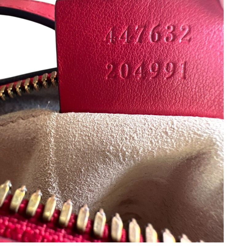 Gucci Marmont Camera Small Handbag

Code: 447632 204991

Dimensions:
9.5W x 5H x 3D

In fair condition. Major staining to the interior. Major scratching to the hardware.

Does not come with the original dust bag or box.