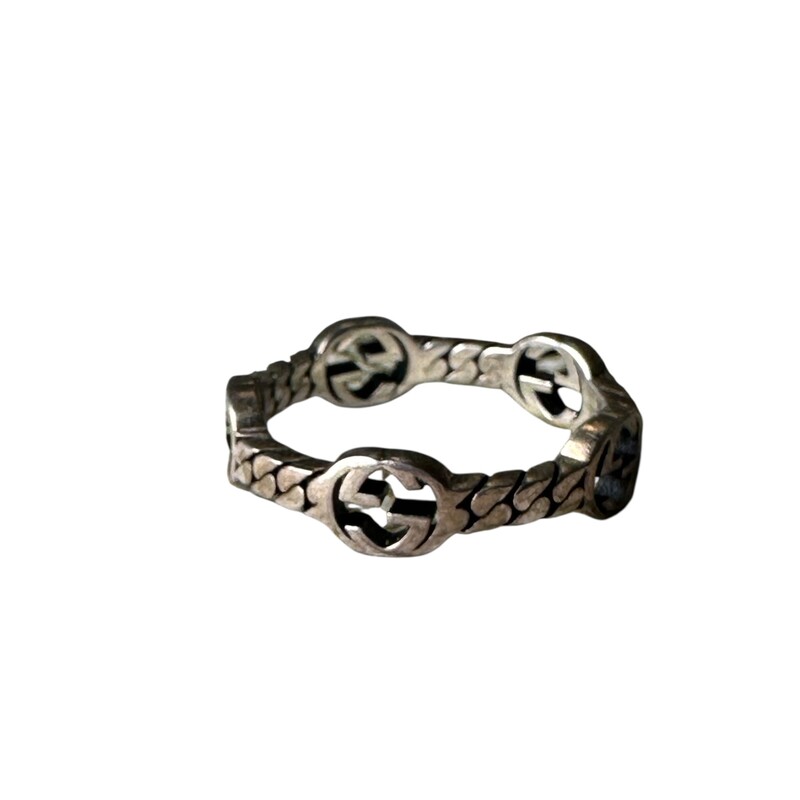 Gucci Marmont Key Silver Braided Ring<br />
<br />
Size 8<br />
<br />
In very good condition. Minor scratches on the hardware and tarnishing.<br />
<br />
Comes with the original dust bag and boz.