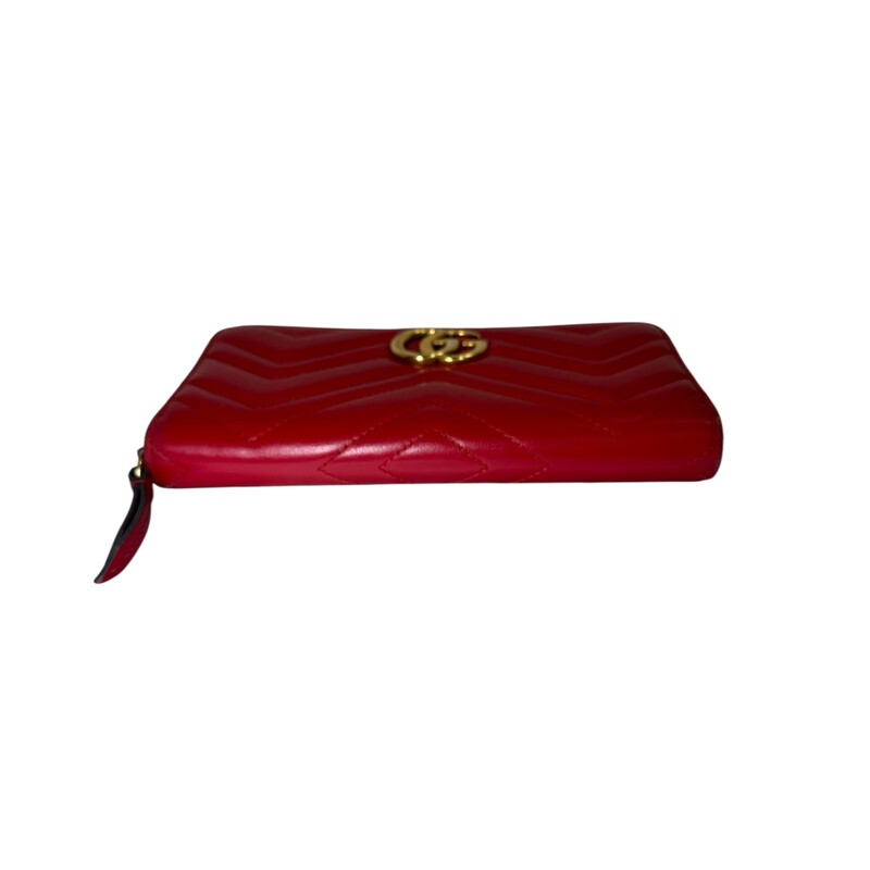 Gucci Red Marmont Chevron Leather Wallet<br />
<br />
Style Code: 443123.525040<br />
<br />
Dimensions:7.5  L x 4 H inches<br />
<br />
In good condition. Light scratching and tarnishing  on the hardware. Corner wear.<br />
<br />
Comes with tthe original dust bag and box.