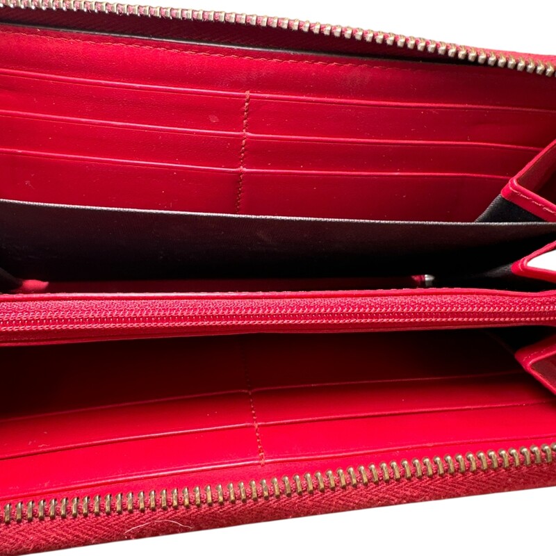 Gucci Red Marmont Chevron Leather Wallet<br />
<br />
Style Code: 443123.525040<br />
<br />
Dimensions:7.5  L x 4 H inches<br />
<br />
In good condition. Light scratching and tarnishing  on the hardware. Corner wear.<br />
<br />
Comes with tthe original dust bag and box.